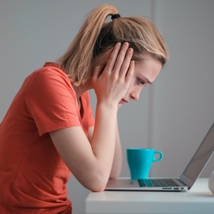 パソコンの前で落ち込む女性